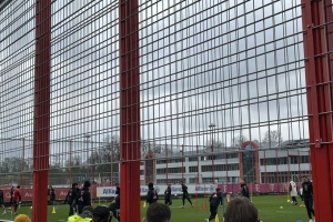 记者：格雷茨卡今天单独训练，经过球迷身边时没人大喊他的名字